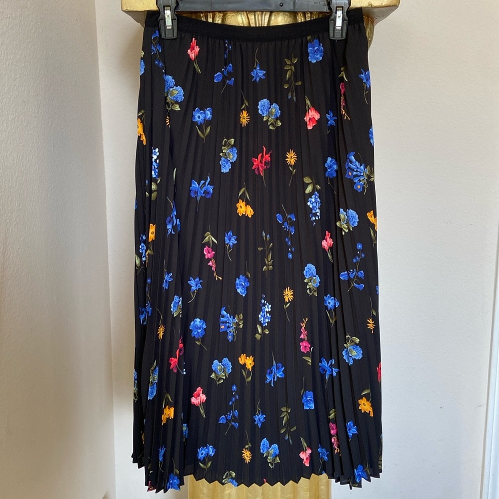 🆕 Tahari Pleated Skirt
